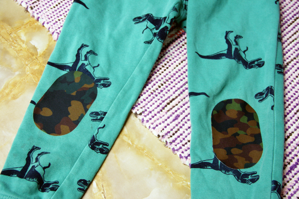 Turkoosinvihreissä lasten housuissa on camo-kuosiset laastaripaikat.