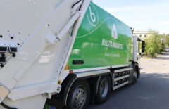 Vihreä jäteauto, jonka kyljessä lukee Mustankorkea.