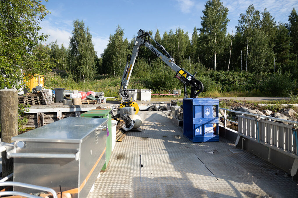 Laivan kannella on vielä jätettä, lisää näkyy rannalle purettuna.