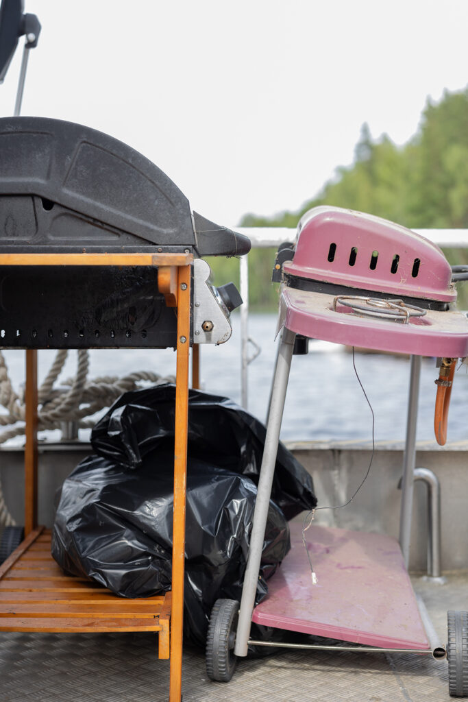 Kuvassa tavallisen grillin vieressä söpö pinkki grilli. Se näyttää olevan jo rikki.