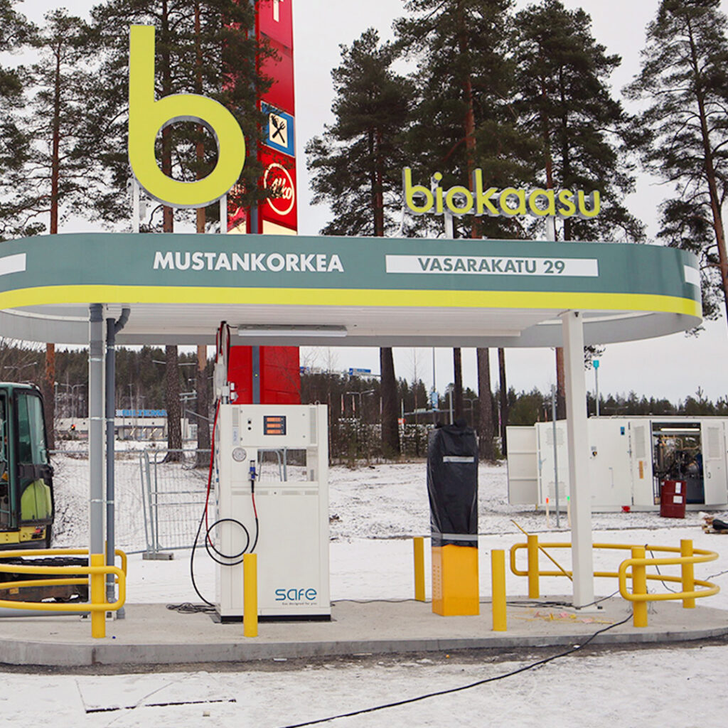 Jonkinlainen biokaasun tankkausasema, jossa näkyy vielä jotain konetta vasemmassa reunassa.